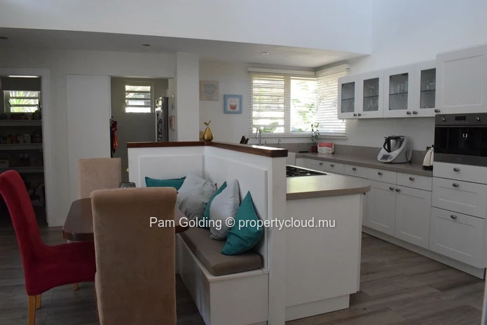 Villa moderne de 5 chambres à coucher dans un domaine convoité