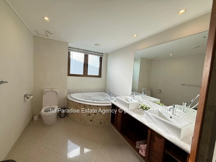 Appartment meublé de 3 chambres, piscine privée, vue mer et montagne