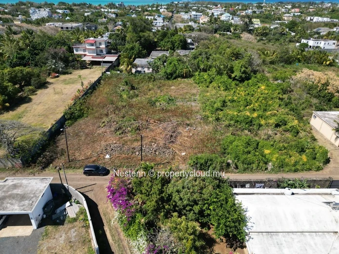 Prime Corner Plot of 1,055 m² for Sale Next to Intermart Calodyne