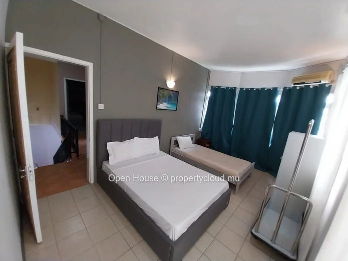 Duplex meublé 2 chambres à louer à Mon Choisy avec piscine commune