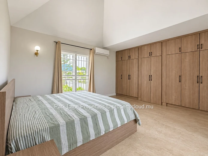Spacious 4 bedroom family home for rent with pool and garden