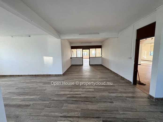 418 m² office for rent in The Vale