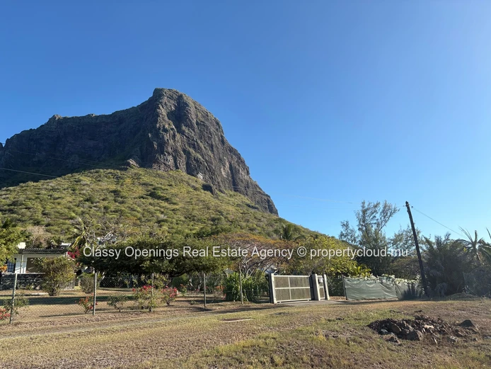 Le Morne 2018 m² Plot — Iconic Mountain & Sea Views