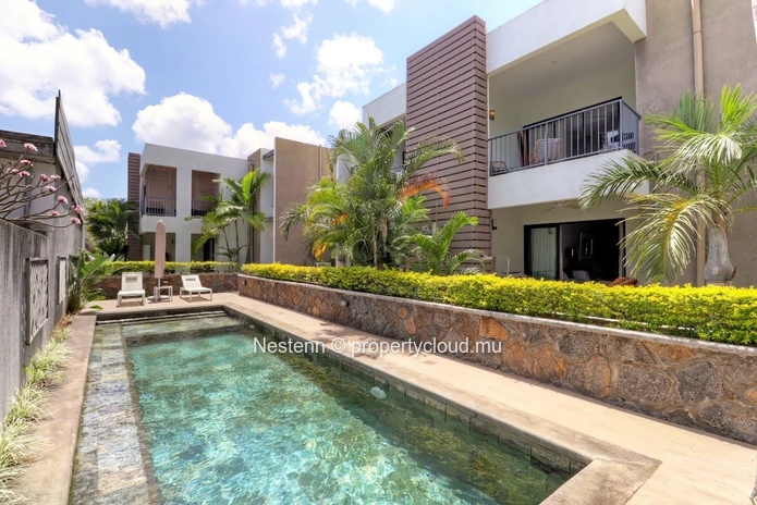 Nice 2-bed apartment in a small residence with swimming pool.