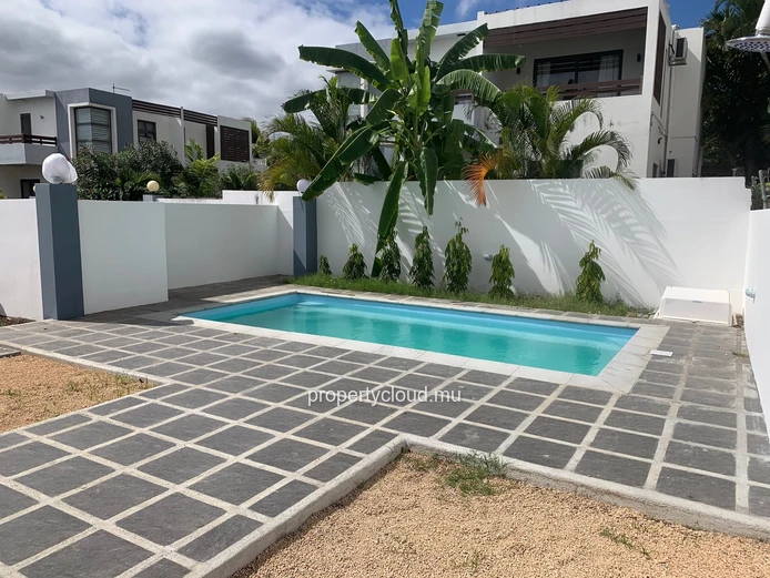 Tamarin à louer belle villa de 4 chambres avec piscine située dans un complexe sécurise proche plage et commerces.
