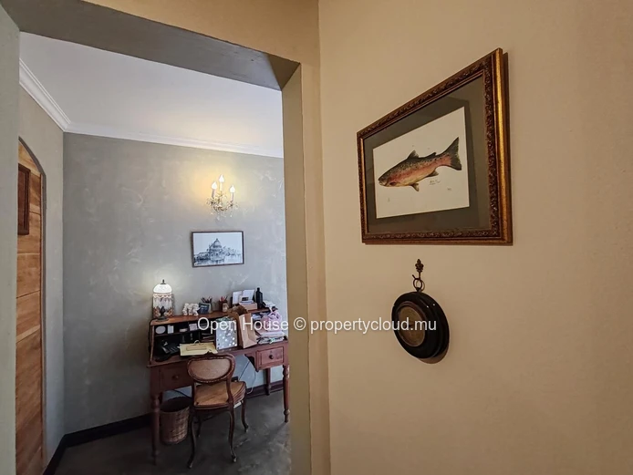MAURITIAN VILLA for sale in Tamarin, Black River. 390m², 4 bedrooms, private pool, equipped kitchen, garden. 