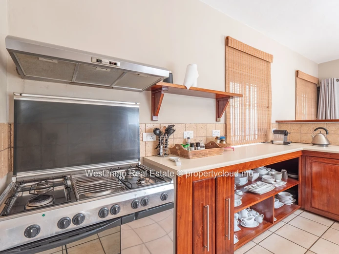 3-bedroom renovated house with office for rent in La Preneuse