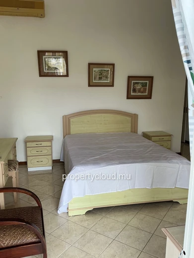 FOR RENT, charming duplex villa in a secure complex, 2 minutes from the public beach, Pereybere