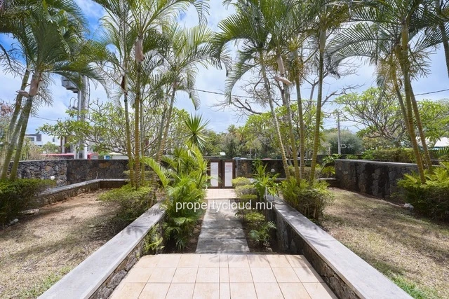 For sale: one bedroom suite apartment on the ground floor, furnished and equipped, accessible to foreigners in Mont C...