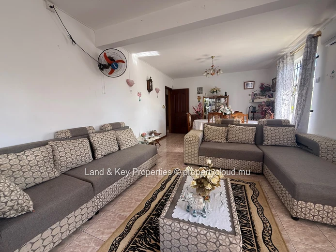 Maison de 6 Chambres à Vendre (Idéale pour 2 Familles) – Buckingham, Rose Hill