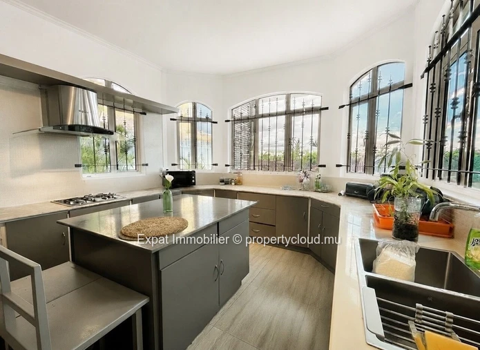 Villa 3 Chambres Avec Piscine, Garage Et Beaux Volumes – Péreybère
