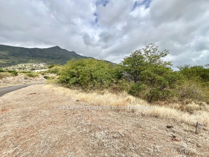 Terrain résidentiel de 1 acre à vendre au Domaine de Palmyre, Petite Rivière Noire