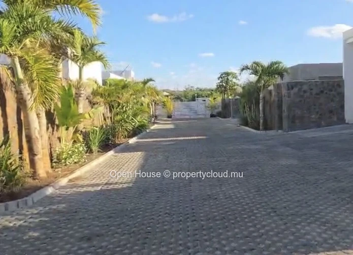 PDS villa for sale in Grand Baie - 435m² of living space - 4 bedrooms including 1 independent apartment - 855m² plot ...