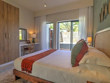 3-bedroom villa with private pool, jacuzzi, sea access, and close to golf