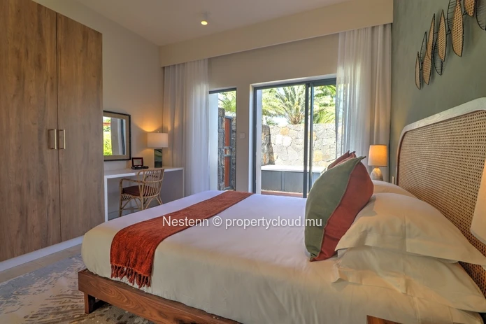 3-bedroom villa with private pool, jacuzzi, sea access, and close to golf