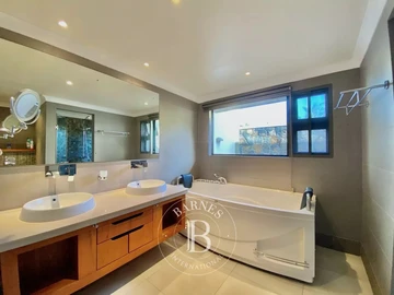 6 Bedroom Villa