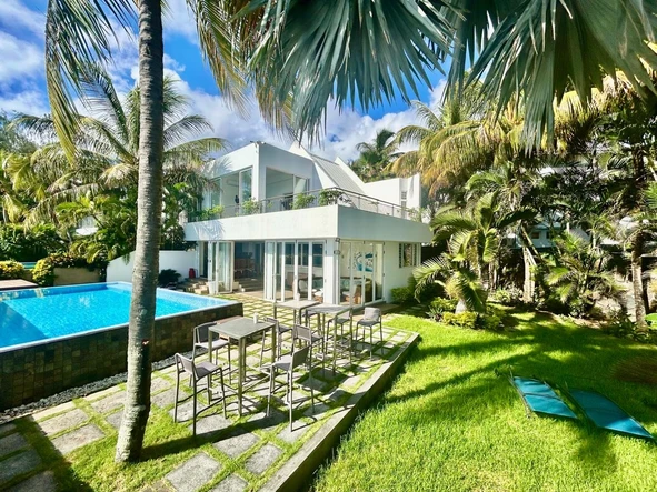 VILLA D'EXCEPTION | PIEDS DANS L'EAU – PÉREYBÈRE Location Long Terme | Rs 250,000/mois (pisciniste & jardinier inclus)