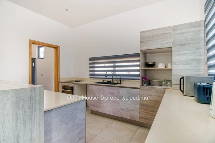 A VENDRE - Marché local - maison entièrement meublée  - Grand Baie, 160m², terrain 380m², 5 chambres, piscine privée,...