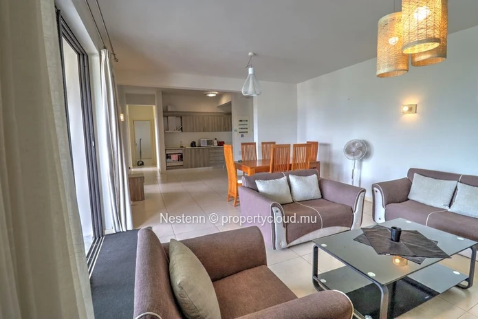 Bel appartement de trois chambres avec terrasse et vue sur la mer