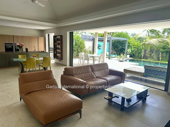 Villa contemporaine avec piscine à débordement et pergola bioclimatique à Grand Baie