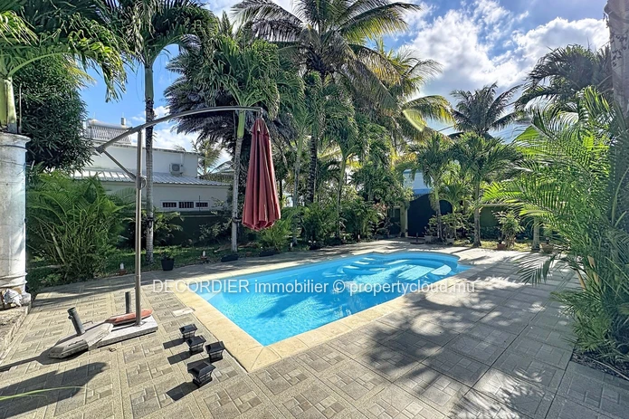 Grande maison individuelle avec piscine et jardin arborée