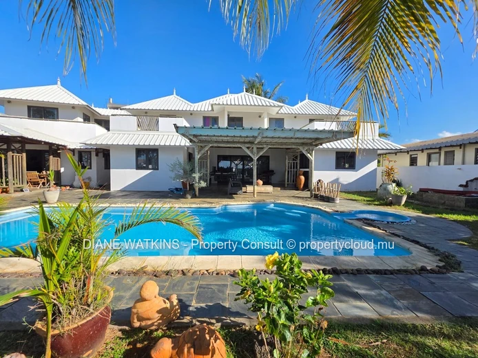 Spacieuse Villa Meublée de 6 Chambres avec Maison d’Amis, Piscine Privée et Jardin dans un Quartier Résidentiel Prisé