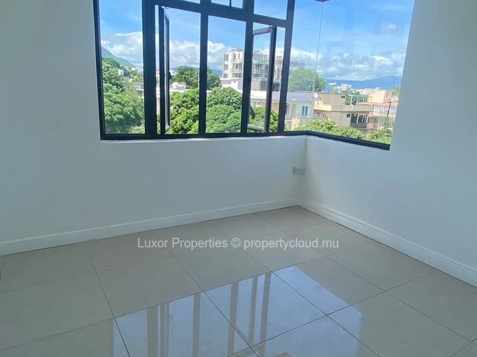 Apartment with rooftop swimming pool 