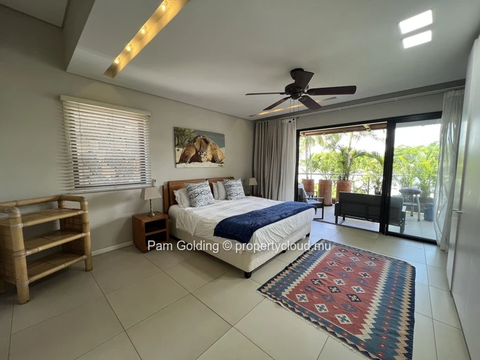 Penthouse de 4 Chambres en Bord de Rivière à Tamarin – Accès Direct à la Plage & Terrasse avec Jacuzzi Privé