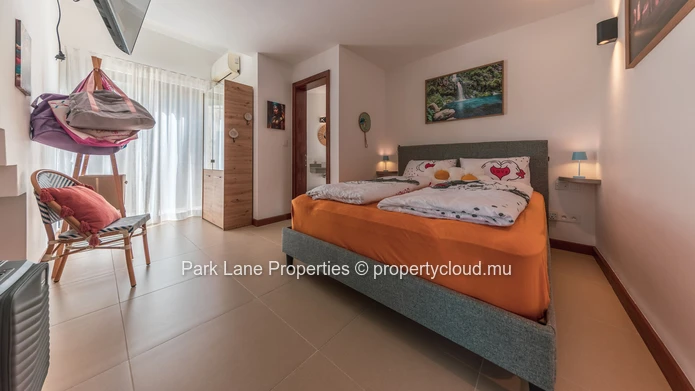 Charmante maison familiale au pied de la montagne avec un jardin tropical luxuriant et des vues spectaculaires