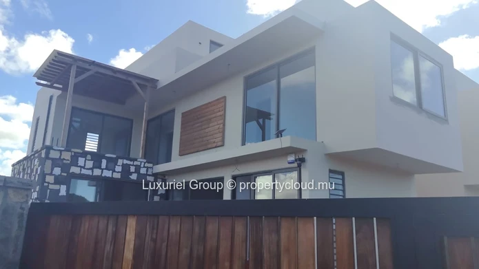 Maison contemporaine neuve avec piscine à Pereybere
