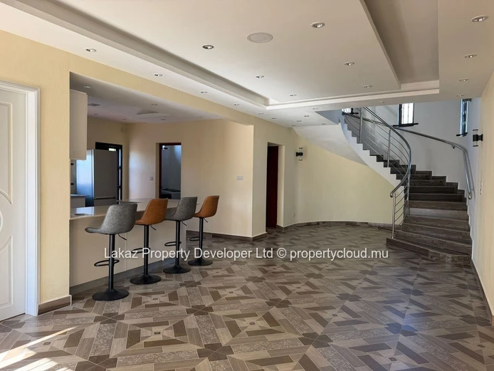 Maison meublée 4 chambres avec piscine à louer à Calodyne