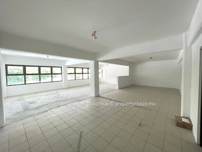Unité de bureaux flexible dans un quartier commercial dynamique de la côte Ouest