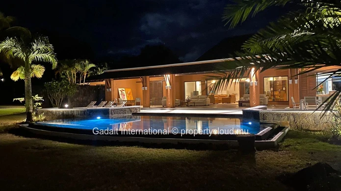 Villa de luxe rénovée à Tamarina – Près d'un hectare de jardin tropical et piscine privée