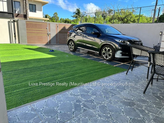 Villa moderne 3 chambres avec piscine privée à louer à Pereybere | Rs 60,000 par mois