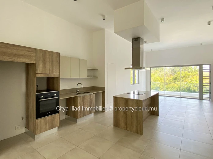 Appartement PDS à vendre à Grand Gaube, 185m², 3 chambres, piscine commune, proche écoles et magasins, meublé, climat...