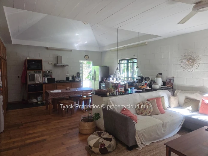 4-Bedroom Villa with Private Pool for Rent in Pereybere