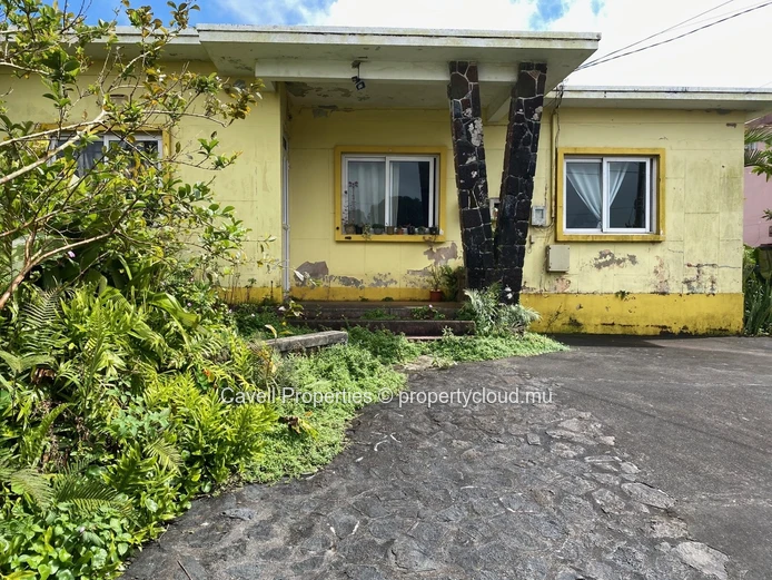 House for sale in Curepipe, via a vis Le Forum, 100 metres from main road