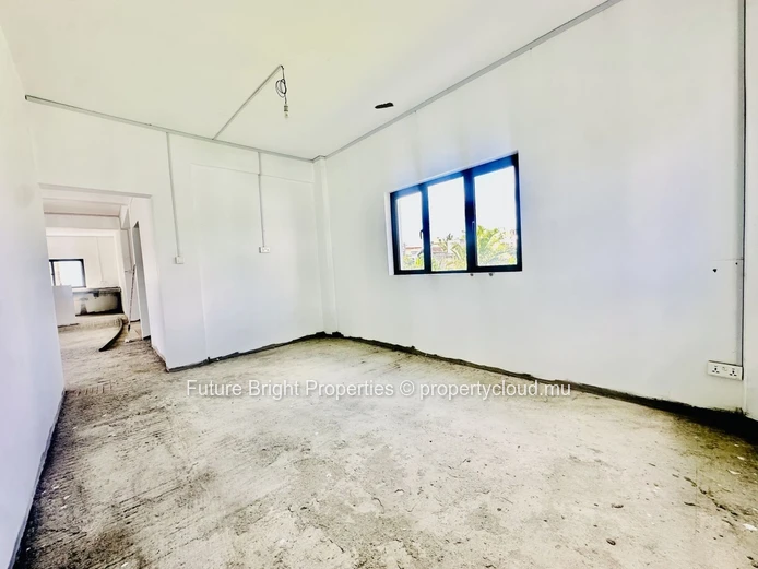 APPARTEMENT INACHEVÉ À VENDRE AU PREMIER ÉTAGE – 191 m² DE POTENTIEL À QUATRE BORNES