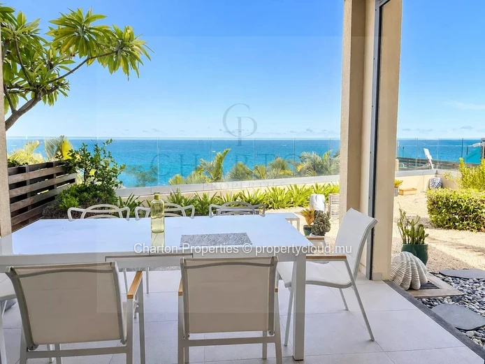 Prestige 3-bedroom ground-floor apartment with private garden and panoramic sea view
