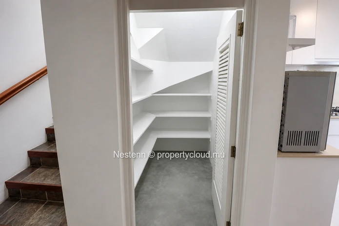 Maison pieds dans l'eau semi-meublée 3 chambres – Vivre au bord de l'océan en long terme
