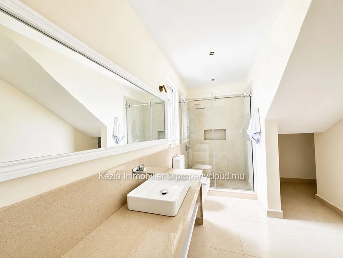 A Spacious Family Villa In Pereybere