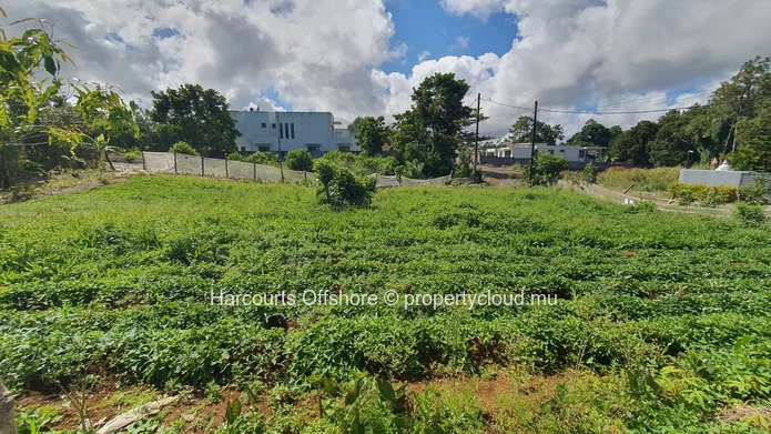 Sunny 533 sqm Plot in Highlands - Quiet Street, Near Shops