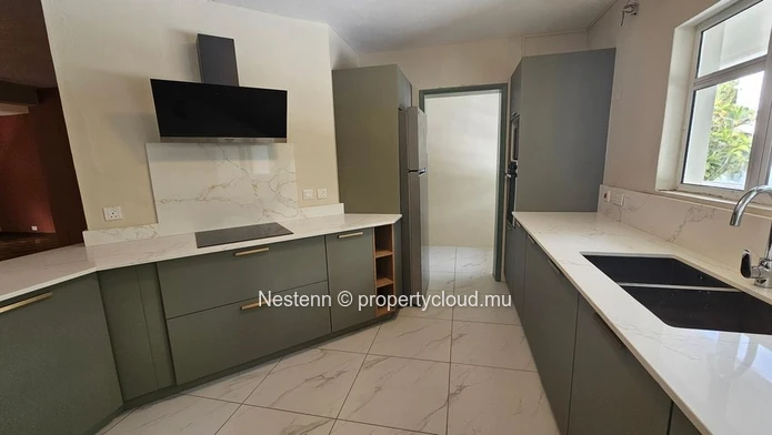 Un appartement lumineux et rénové au cœur d'une résidence intimiste.