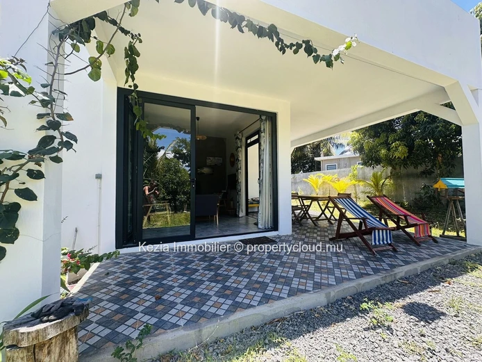Maisons Tropicales Au Bord De La Rivière