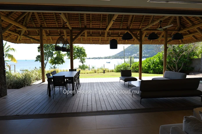 Villa pieds dans l'eau de 280 m² à vendre à Rivière Noire
