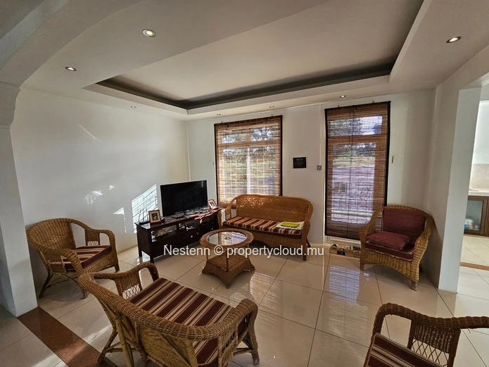 Nestenn present this 3 bedrooms apartment well located in Ville Noire