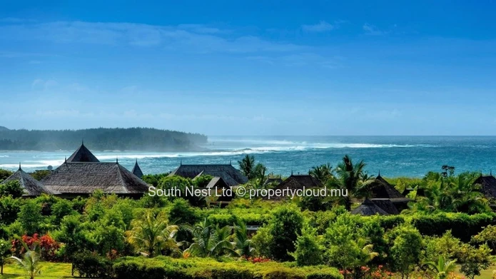Sea-view villa with beach access