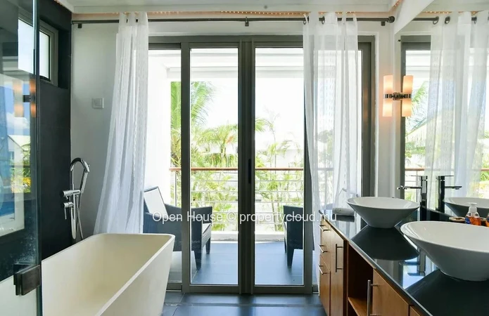 Contemporary villa facing the sea, with beach access, 3 ensuite bedrooms, swimming pool, and gym.