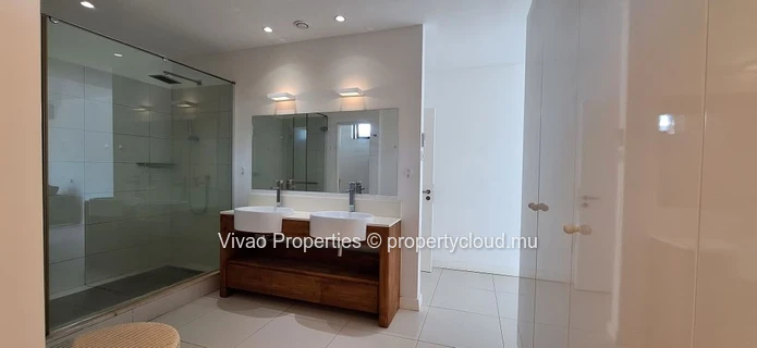 Villa IRS à vendre à Rivière Noire, 5 chambres, piscine privée, vue mer et montagne, proche commodités, amarrage pour...