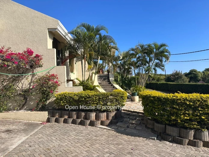 Villa avec piscine et jardin à vendre à Rivière Noire